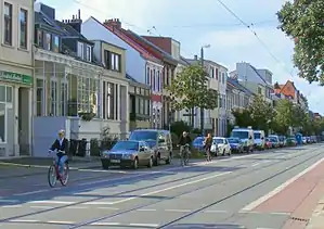 Una calle alemana de dos sentidos con carriles bici estrictamente separados.Etiquetado: cycleway=lane + cycleway:lane=exclusive