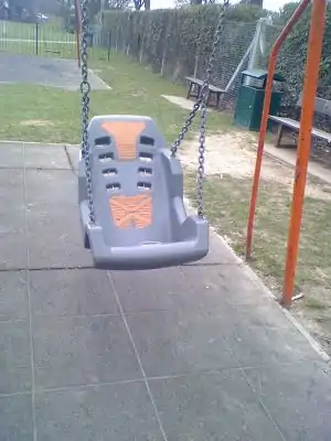 playground=swingsitting_disability=yesСпециальное сиденье с поддержкой (позволяет детям с плохим балансом или осанкой сидеть на качелях)
