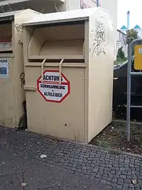 Altkleider-Container, ohne Betreiberkennzeichnung, Schild: "Achtung Schuhsammlung Altkleider", Farbe: Gelb