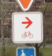 Zwischenwegweiser (ohne Routen-/Zielangabe)