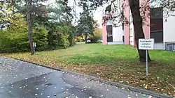 Aufstell- und Bewegungsfläche auf einem Privatgrundstück. Der Fahrbahnbelag ist mit Rasengittersteinen befestigt. Die Fläche ist über den Gehweg erreichbar. Keine Absperrungen vorhanden.