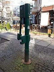 ...mit acht Schrauben auf dem Boden verankert.