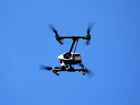 Drone voa ao longo do percurso programado e tira fotografias