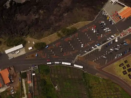 Fotografia aérea do estacionamento com os participantes