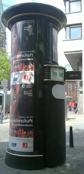 Туалет, спрятанный в рекламной колонке