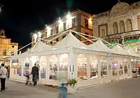 Шатёр перед рестораном