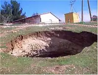 Свежая и недолговечная воронка (обратите внимание, недолговечные объекты не отмечаются в OSM, поэтому нет смысла рисовать провалы, которые будут заполнены в течение нескольких дней)