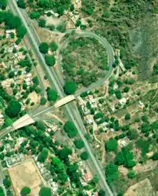 Casas "pegándose" a las rampas del Dist. El Cambur de la Valencia - Puerto Cabello.