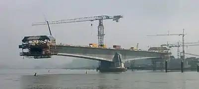 Most Pierre Pflimlin bridge se staví přes řeku Rýn mezi Německem a Francií.