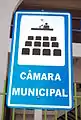 Sinal de trânsito a indicar uma câmara municipal no Brasil.