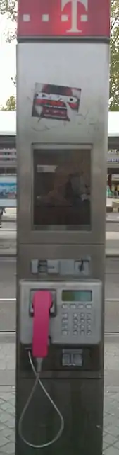 Telefon, který by měl být značený covered=no, tento telefon také umí posílat SMS