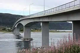 Most Sørstraumen Bridge při pohledu z jihovýchodu.