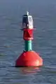 Abzweigtonne  rot m. grünem Streifen (gemeinsame Tonne von Haupt und Nebenfahrwasser)