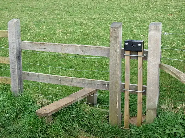 Stile with a dog gatebarrier=stilestile=stepoverstep_count=1