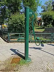 Glatte Brunnensäule ohne jede Unterteilung oder Verzierung.