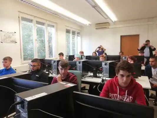 Alunos a trabalhar com o uMap