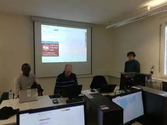 Severin e Nicolas mostram aos alunos em que região a avaliação com o QGIS deve ocorrer.