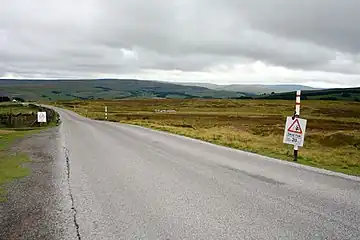 Eine "chipseal" Straße im Vereinigten Königreich