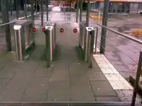 tactile_paving=incorrect - Das Pflaster ist nicht dort, wo man läuft - die Tür kann so nicht gefunden werden.