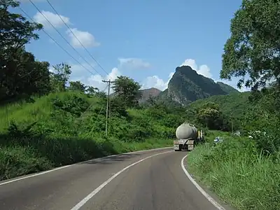 Típica vialidad nacional en zonas montañosas, usualmente sin hombrillo y muy "arropadas" por la vegetación.
