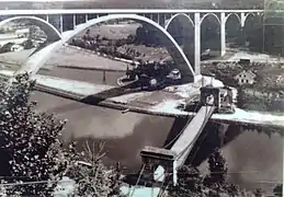 Podolský bridge (in the background) and the suspension bridge at the original location