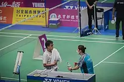 Phetpradab received instructions from coach Kim Ji-hyun during an interval in the 2022 Taipei Open
