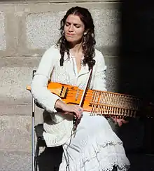Ana Alcaide playing a Nyckelharpa at Toledo as a street performance, música callejera.