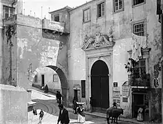 Porta de Santo André (St. Andrew Gate) outside of cerca fernandina in 1909, looking in. The arch was demolished in 1913.