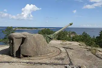 10,5&nbsp;cm tapjäs m/50 at northern Arholma, Sweden. This is the last gun of its type left.