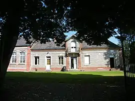 The town hall and school in Bettembos