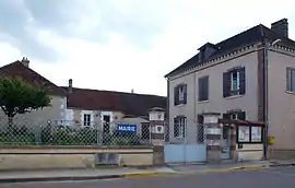 The town hall in Champlay