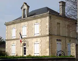 The town hall in Chives
