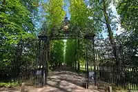 Trinity College's avenue and gate to Queen's Road viewed from the Backs