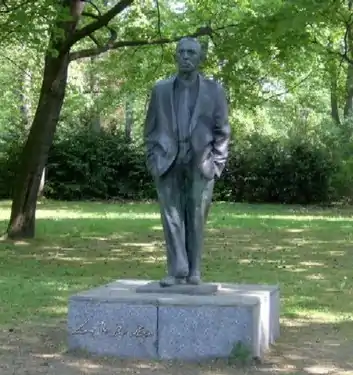 Bronze sculptor Johannes Becher, 1960