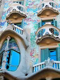Trencadís facade of Casa Batlló by Antoni Gaudí and Josep Maria Jujol (1904–1906)
