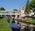 Bridge from gym to classrooms over the Garenkokerskade