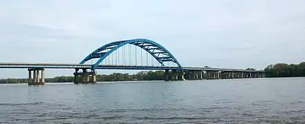 I‑280 crosses the Mississippi River over the Baker Bridge.