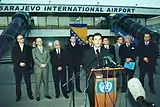 President of the F. R. of Yugoslavia V.Koštunica with the state leadership of B&H at the Sarajevo airport.