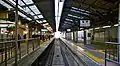 The ground-level Keikyu Daishi Line platforms in January 2016