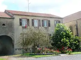 The town hall and school in Lindre-Basse