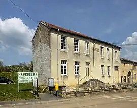 The town hall and school in Maconcourt