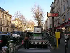 Street-level entrance at Reuilly–Diderot