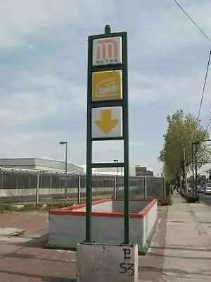 Picture of a sign indicating one of the entrances to Hangares station.