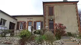 The town hall in Monès