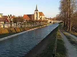 The canal du Loing near Montbouy church