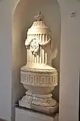Neoclassical stove decorated with festoons, in the Schloss Senftenberg (Senftenberg, Germany)