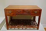 Chinese pedestal desk; 1644–1911; huanghuali wood (yellow flowering pear) with brass fittings; Portland Art Museum (Portland, Oregon, SUA)