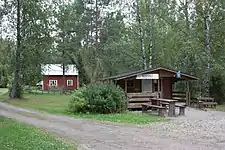 A kiosk at the Rantapiha recreational area by the Lake Savojärvi near Kurjenrahka National Park