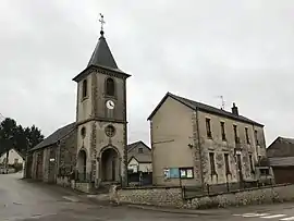 The church and town hall in Romange