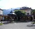 Piazza della Basilica, La fontana e la chiesa del S. Sepolcro